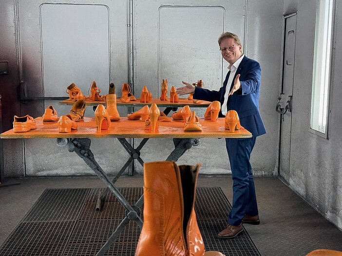 Stefan Eckhof vom Autohaus Eckhof in Zeven präsentiert unsere gesammelten und frisch orange lackierten Schuhe!