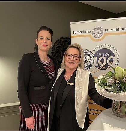 Nadine Eckhoff (Präsidentin 2024 - 2026) und Past-Präsidentin Susanne Teichmann nach der Ämterübergabe